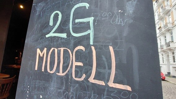 Auf einer Tafel steht "2G-Modell". © picture alliance / PublicAd Foto: Mirko Hannemann