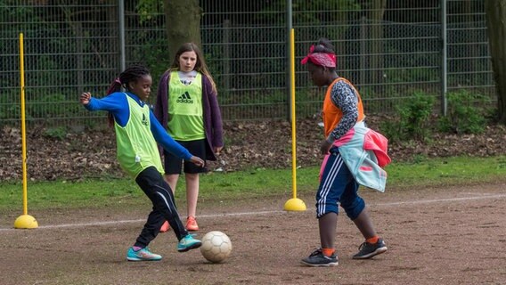 Mädchen beim Fußball spielen im Hamburger Verein Zweikampfverhalten. © Zweikampfverhalten Foto: Erik Hart