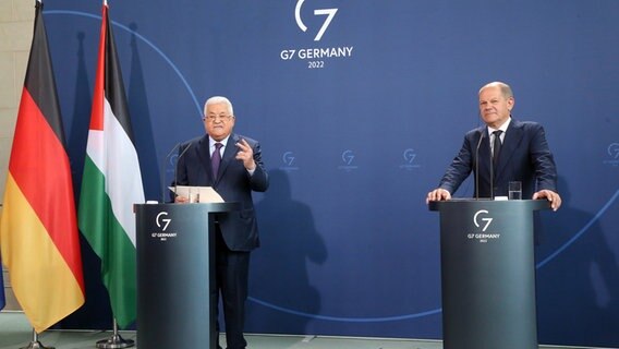 Palästinenserpräsident Abbas (l.) und Bundeskanzler Olaf Scholz bei einer Pressekonferenz © dpa Foto: Wolfgang Kumm