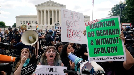 Abtreibungsgegner und Abtreibungsbefürworter demonstrieren vor dem Gebäude des Obersten Gerichtshofs der USA. © Steve Helber/AP/dpa 