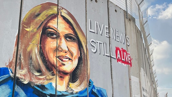 Ein gemaltes Porträt an einer Mauer, das Shireen Abu Akleh zeigt. © ARD Foto: Bettina Meier