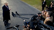 Trump erlaubt CNN Reporter Jim Acosta im Jahr 2018 eine Frage. © picture alliance/AP Photo | Andrew Harnik 