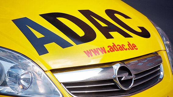 Das Logo des ADAC auf einer Motorhaube eines Autos. © dpa picture alliance Foto: Wolfram Steinberg