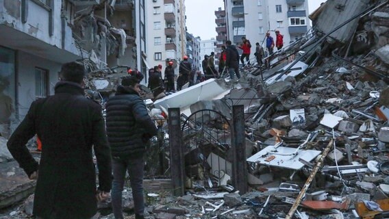 Rettungshelfer versuchen in Adana in der Türkei Erdbeben-Verschütte aus Trümmern zu befreien. © dpa-Bildfunk Foto: Uncredited/IHA/AP/dpa