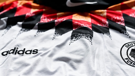 Ein Adidas-Emblem auf dem Trikot der deutschen Nationalmannschaft © picture alliance / Hasan Bratic | Hasan Bratic Foto: Hasan Bratic