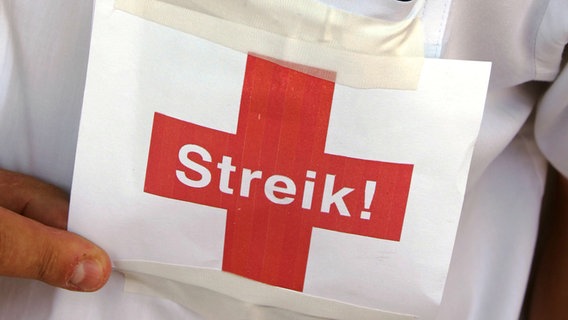 Streikschild an einem Arztkittel © dpa/picture-alliance Foto: Jan Woitas
