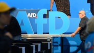 Helfer schieben nach der AfD Europawahlversammlung das AfD Logo aus der Messehalle © picture alliance/dpa Foto: Klaus-Dietmar Gabbert