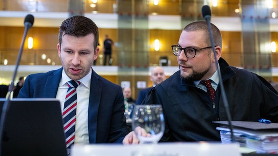 Bei der Fortsetzung im Berufungsverfahren um den Streit der Einstufung der AfD durch den Verfassungsschutz sitzen die beiden Rechtsanwälte der AfD, Michael Fengler (l) und Christian Conrad (r) im nordrhein-westfälischen Oberverwaltungsgericht Münster. © Guido Kirchner/dpa 