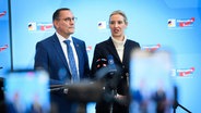 Die wiedergewählten Fraktionsvorsitzenden der AfD, Tino Chrupalla und Alice Weidel, äußern sich nach der konstituierenden Sitzung der AfD-Fraktion im Deutschen Bundestag. © Bernd von Jutrczenka/dpa 