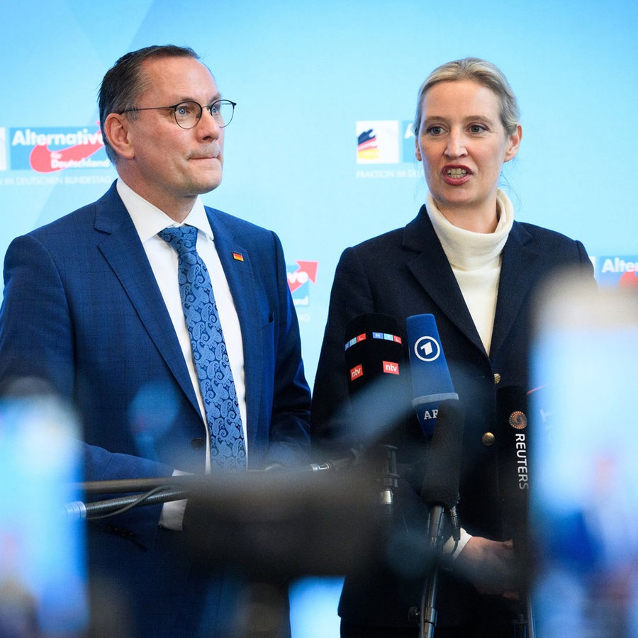 Die wiedergewählten Fraktionsvorsitzenden der AfD, Tino Chrupalla und Alice Weidel, äußern sich nach der konstituierenden Sitzung der AfD-Fraktion im Deutschen Bundestag. © Bernd von Jutrczenka/dpa 
