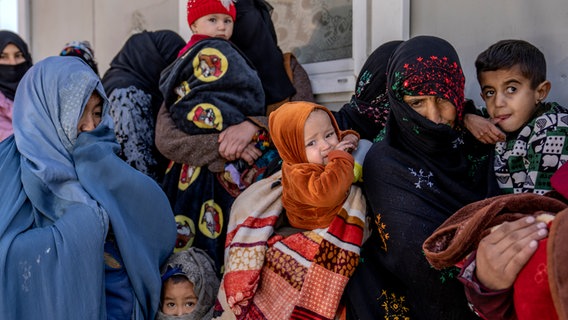 Mütter stehen mit unterernährten Kinder in einer Schlange für das Welternährungsprogramm der Vereinten Nationen. © picture alliance / ASSOCIATED PRESS | Ebrahim Noroozi 