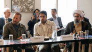 Ahmad Massoud (Mitte) nimmt an einem Treffen der afghanischen Anti-Taliban-Kräfte und der Exil-Opposition in Wien teil. © picture-alliance /Kyodo 