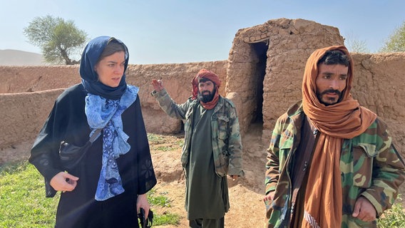 Korrespondentin Charlotte Horn mit zwei einheimischen Männern in Afghanistan. © ARD 