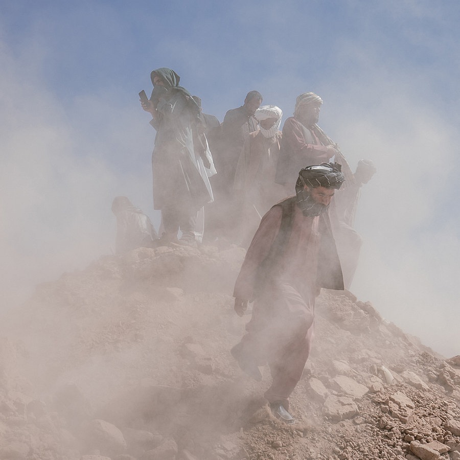 Freiwillige arbeitet in den Trümmern nach einem Erdbeben in Afghanistan. © picture alliance Foto: Middle East Images/ABACA