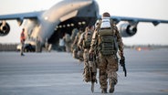 Das Handout der Bundeswehr zeigt einen Militärtransporter C17, der vom Feldlager in Masar-i-Scharif Richtung Deutschland fliegt. Damit endete der Afghanistan-Einsatz der Bundeswehr. (Foto vom 29.6.2021) © picture alliance/dpa/Bundeswehr | Torsten Kraatz 