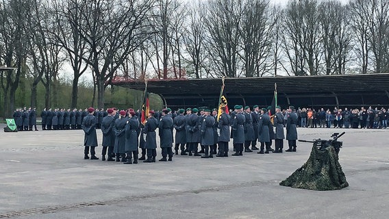 Bundeswehrsoldaten bei einem Gelöbnis auf einem großen Platz in einer Kaserne. © NDR 