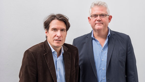 Die NDR Info Redakteure Kai Küstner (l.) und Christoph Heinzle stehen nebeneinander. © NDR 