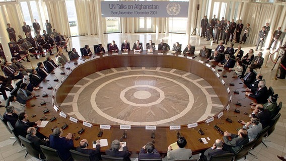 Blick in den Verhandlungssaal während der Abschlusssitzung der Afghanistan-Konferenz am 05.12.2001 auf dem Petersberg bei Bonn. © picture-alliance / dpa/dpaweb | Gero_Breloer 