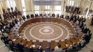 Blick in den Verhandlungssaal während der Abschlusssitzung der Afghanistan-Konferenz am 05.12.2001 auf dem Petersberg bei Bonn. © picture-alliance / dpa/dpaweb | Gero_Breloer 