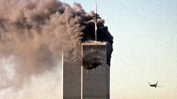 Das zweite Flugzeug von United Airlines, Flug 175 von Boston, steuert auf den noch unversehrten Turm des World Trade Centers in New York zu (Archivfoto vom 11.09.2001) © picture-alliance/ dpa | epa afp Seth Mcallister 