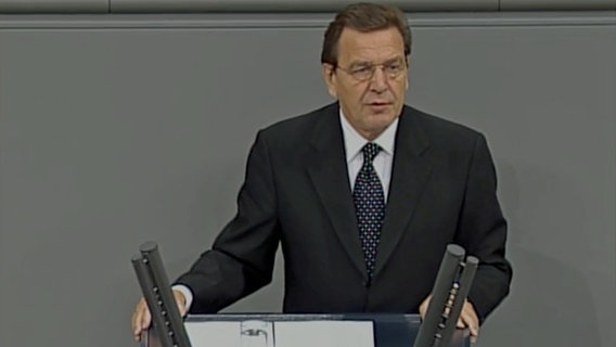 Screenshot Tagesschau vom 12. 9. 2001 - Bundeskanzler Gerhard Schröder verliest im Bundestag seine Regierungserklärung zu den Terroranschlägen in den USA. © NDR 