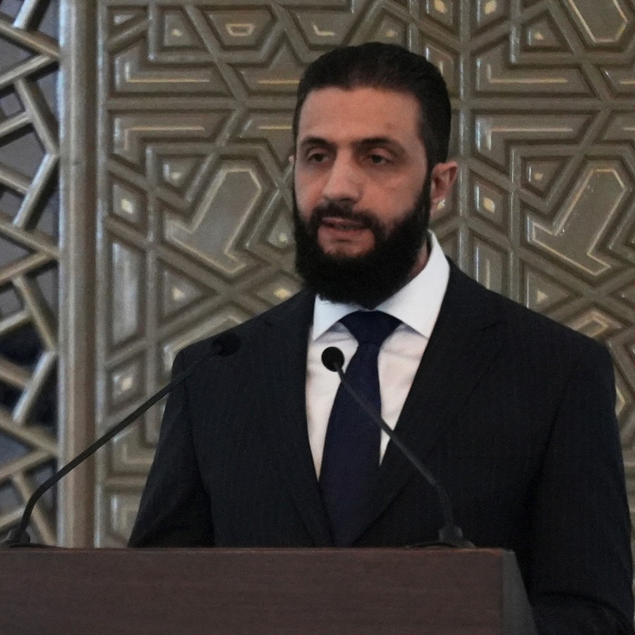 Ahmed al-Scharaa, Präsident von Syrien, gibt im Palast des Volkes die neue Regierung bekannt. © dpa Foto: Moawia Atrash/dpa