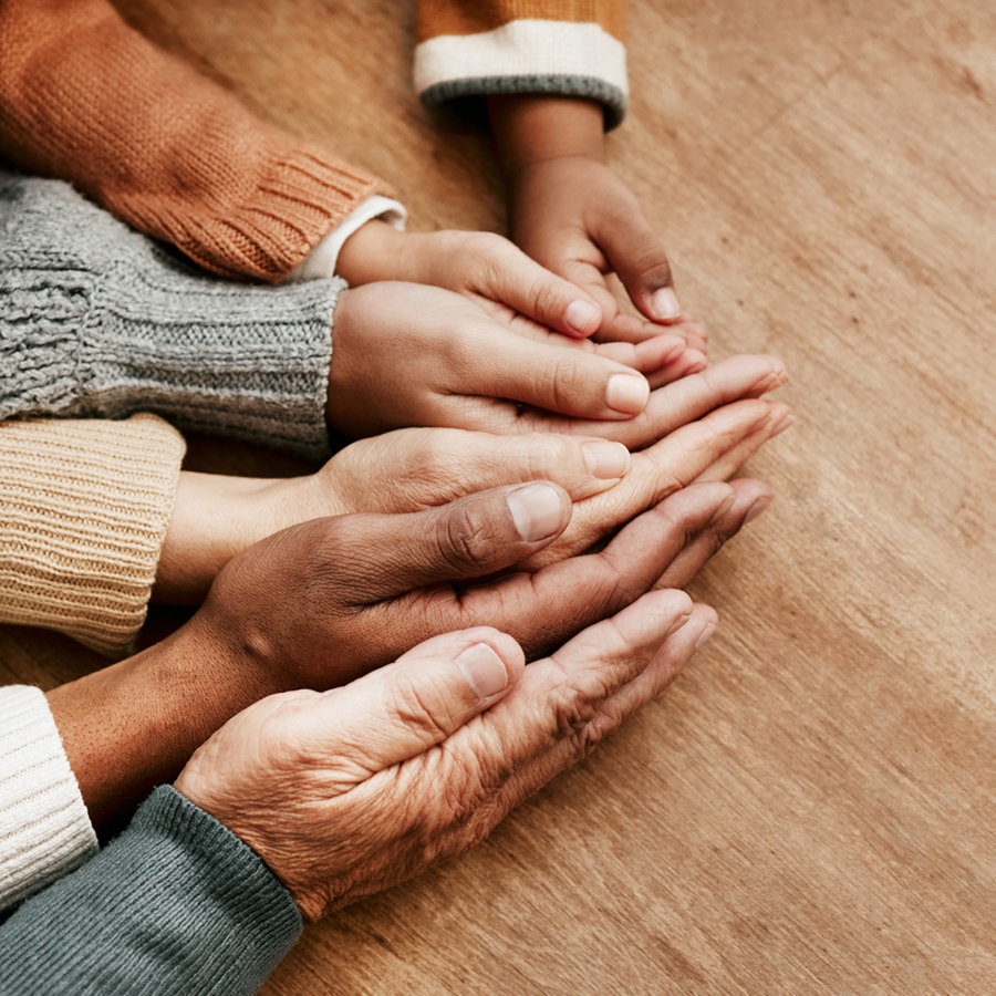 Menschen unterschiedlichen Alters legen ihre Hände aneinander © Colourbox Foto: Peopleimages.com