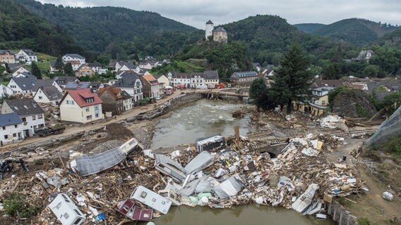 Blick auf Altenahr-Kreuzberg während der Flut im Ahrtal © dpa Foto: Boris Roessler