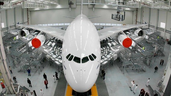 Der erste im Hamburger Airbus-Werk lackierte A380. © dpa 