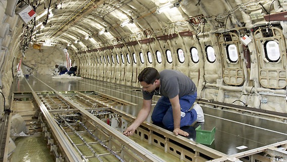 A320-Produktion im Hamburger Airbus-Werk © dpa 