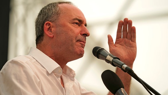 Hubert Aiwanger, Vize-Ministerpräsident von Bayern, in einem Festzelt. © dpa-Bildfunk Foto: Uwe Lein