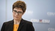 Die CDU-Vorsitzende Annegret Kramp-Karrenbauer bei einer Rede, sie wirkt nachdenklich. © Imago Fotos Foto: Florian Gaertner