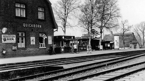 Der Bahnhof in Quickborn. Das Foto ist schwarz-weiß und wurde ca. Mitte des 20. Jahrhunderts aufgenommen. © AKN Eisenbahn AG 