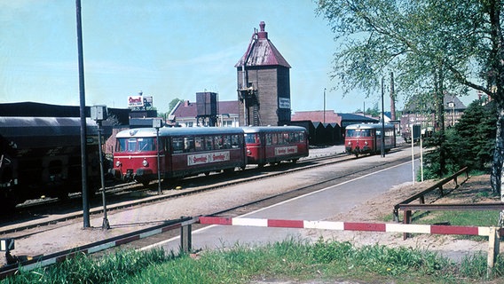 In einem Bahnhof stehen mehrere rote Züge auf den Gleisen. © AKN Eisenbahn AG 