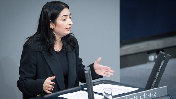 Reem Alabali-Radovan (SPD) im Portrait bei einer Rede im Deutschen Bundestag © picture alliance / Flashpic | Jens Krick 