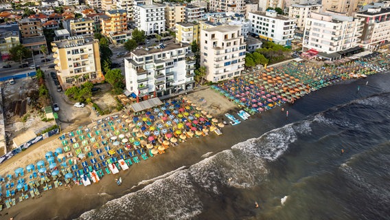 Der Strand von Durres mit Sonnenschirmen und Wohnhäusern (Luftperspektive, Drohnenaufnahme) © Picture Alliance Foto: Nikola Dubivská