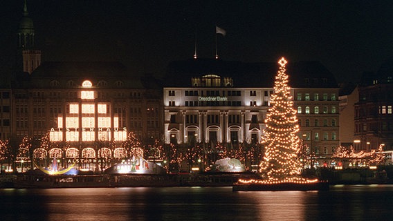 Weihnachtliches Hamburg: Blick auf die Binnenalster © dpa Foto: Carsten Rehder