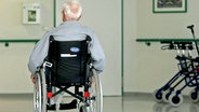 Ein alter Mann sitzt im Rollstuhl. © dpa Foto: Patrick Peul