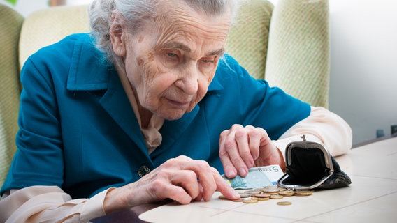 Eine Rentnerin zählt ihr Geld aus einem Portemonaie. © Fotolia Foto: Alexander Raths