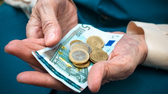 eine Rentnerin hält ihr Geld in der Hand. © Fotolia Foto: Alexander Raths