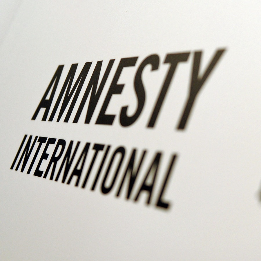 Das Logo der Menschenrechtsorganisation Amnesty International © Britta Pedersen/dpa-Zentralbild/dpa 