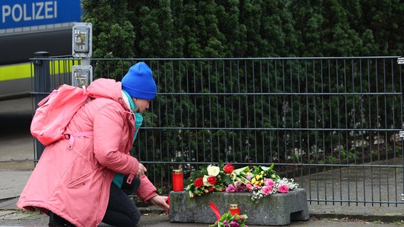 Blumen werden an Tatort in Hamburg abgelegt © Georg Wendt/dpa 