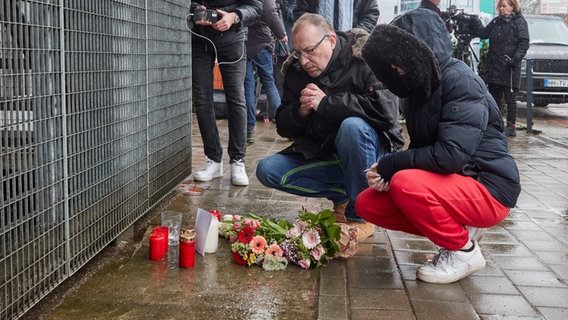 Blumen werden an Tatort in Hamburg abgelegt © Christian Charisius/dpa 