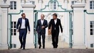 Christian Lindner (FDP), Olaf Scholz (SPD) und Robert Habeck (Grüne - v.l.n.r.) kommen gemeinsam aus dem Schloss Meseberg in Brandenburg © dpa-Bildfunk Foto: Kay Nietfeld/dpa