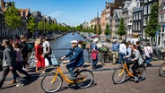 Fahrradfahrer und Spaziergänger in Amsterdam © picture alliance Foto: Jochen Tack