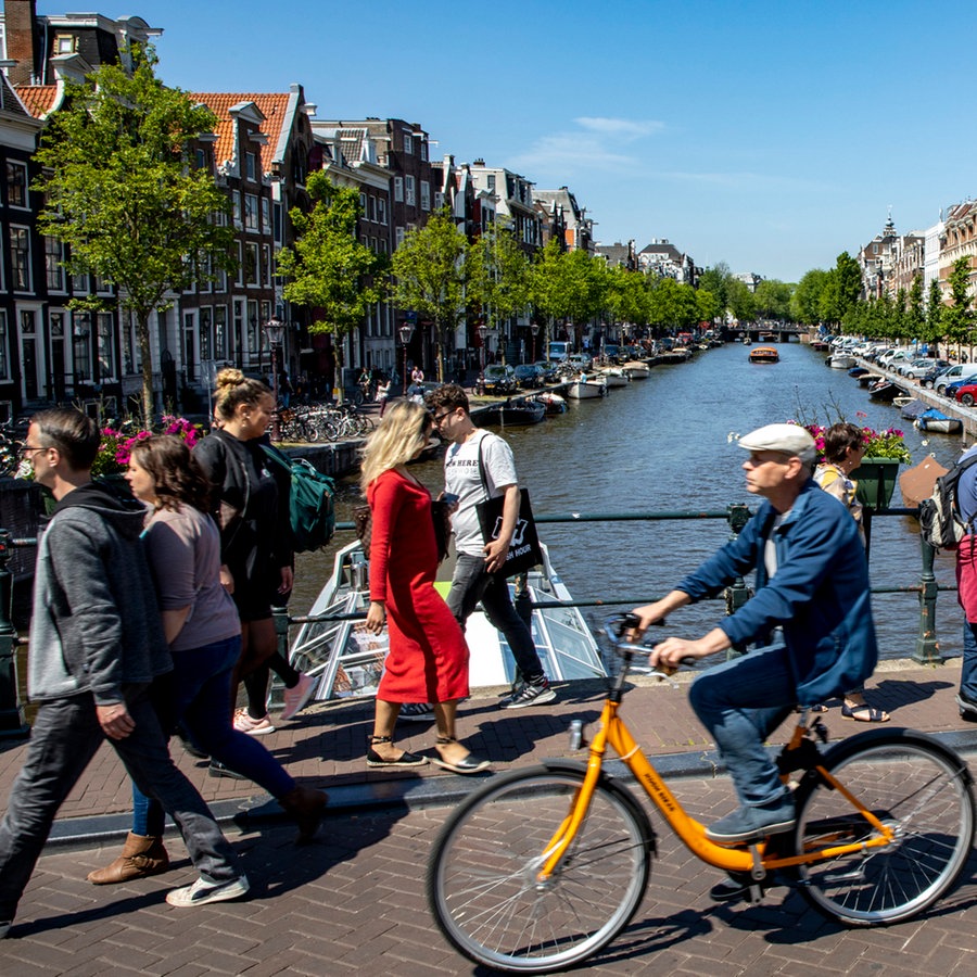 Fahrradfahrer und Spaziergänger in Amsterdam © picture alliance Foto: Jochen Tack