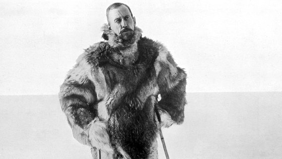 Roald Amundsen, im Jahr 1912 in der Antarktis. Er leitete war der erste Mensch, der den Südpol erreichte. © picture-alliance / (c) Illustrated London News Ltd/ | - Foto: picture-alliance / (c) Illustrated London News Ltd/ | -