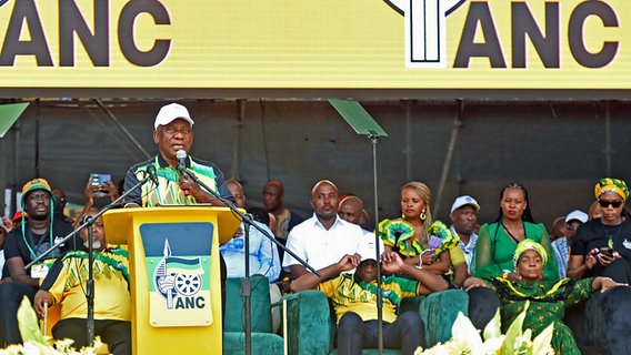 Südafrikas Präsident Cyril Ramaphosa spricht zu Anhängern in Mbombela, Südadrika. © picture alliance AP 