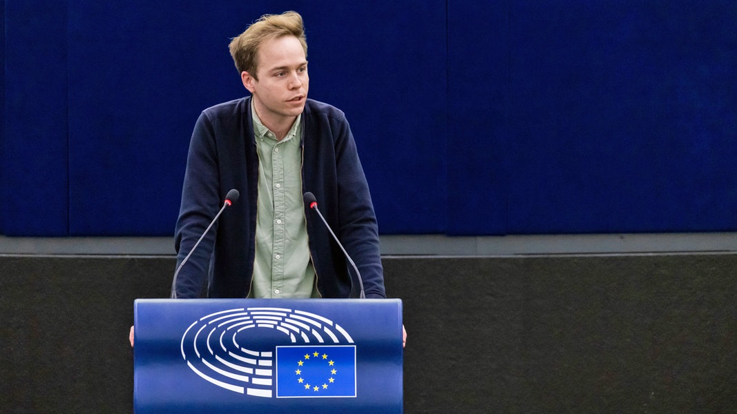 Der Grünen-Politiker Rasmus Andresen steht im Plenarsaal im Gebäude des Europäischen Parlaments in Straßburg.