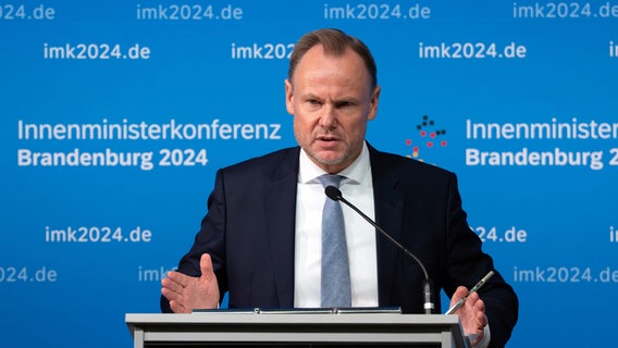 Hamburgs Innensenator Andy Grote (SPD) bei der Abschlusspressekonferenz der Innenministerkonferenz im brandenburgischen Rheinsberg. © dpa Foto: Soeren Stache